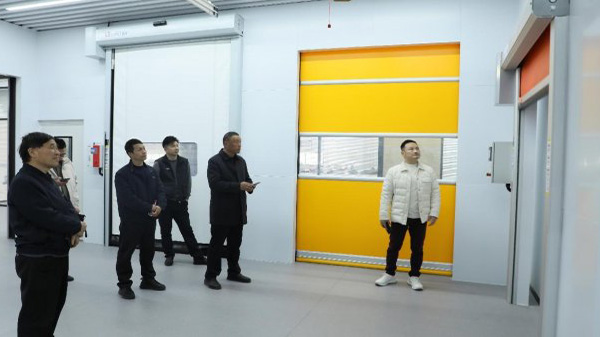 董事长杨元嘉带着代表团实地走访企业 车间了解智能、研发体系与全球化布局