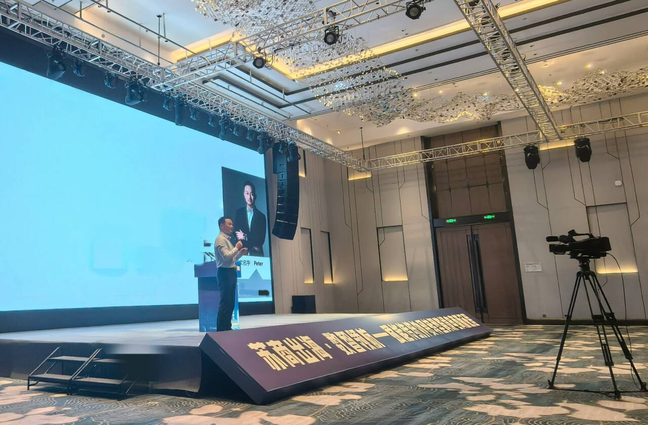 西朗门业品牌创始人杨元嘉在做主题分享