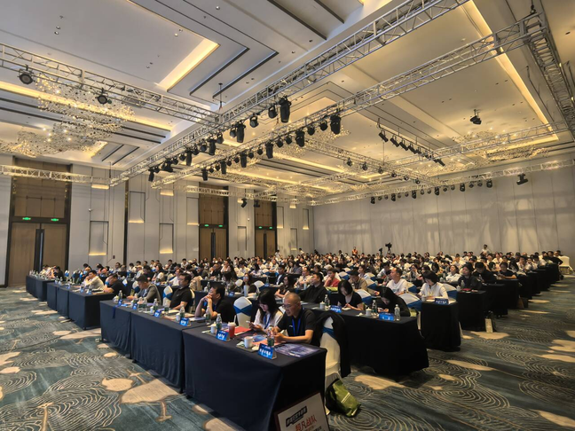 峰会现场260多位企业家汇聚一堂