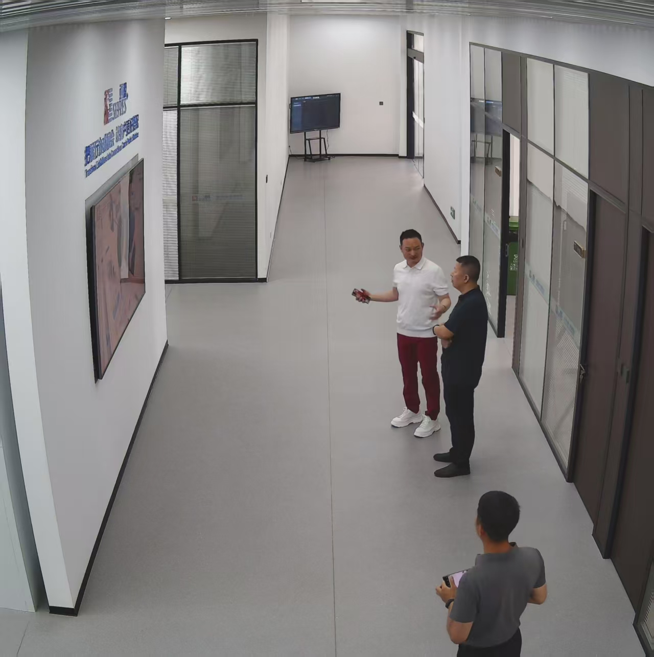 西朗门业董事长杨元嘉就党支部党建工作向调研组作专题汇报