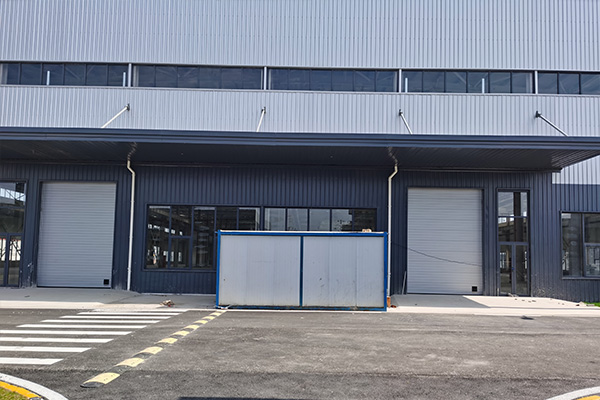 西朗工业提升门：以硬核品质重新定义工业门标准