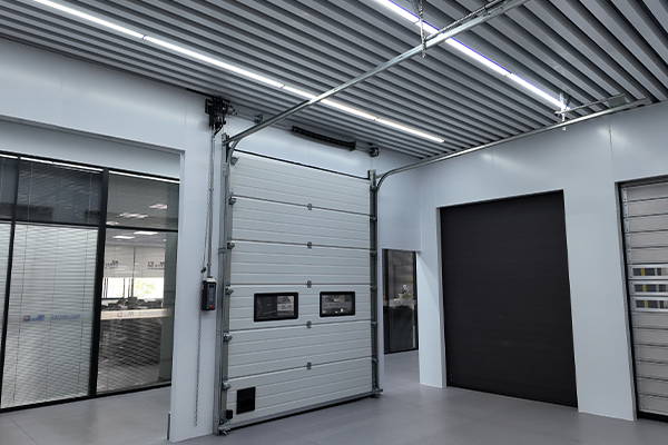 西朗工业提升门 × 天格地板：匠心守护，共筑高端地板制造标杆