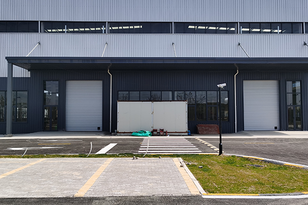 西朗工业提升门 × 康辉医疗：安全洁净，护航医疗健康产业发展