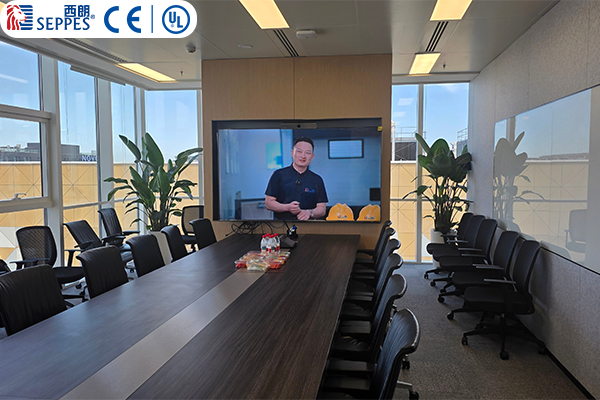 杨元嘉董事长接受采访的视频在阿里巴巴国际站办公区播放