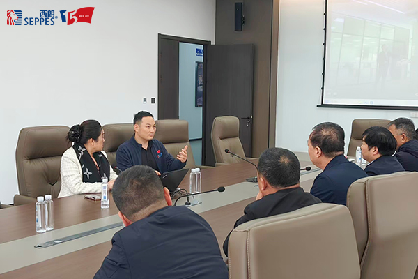 西朗门业董事长杨元嘉向各位领导介绍企业