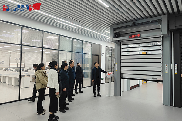 西朗门业董事长杨元嘉为领导们演示高端工业门产品在工业物联网中的应用